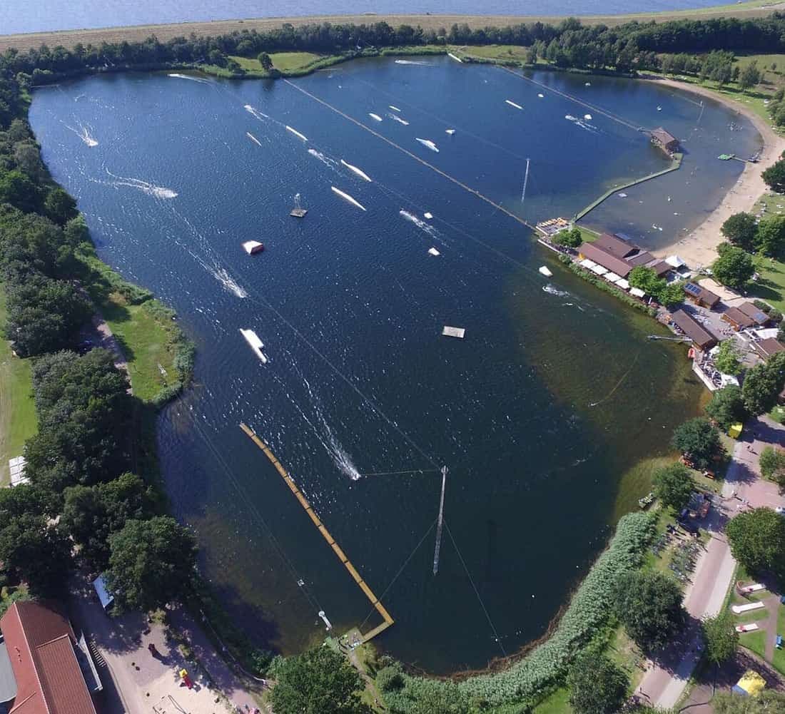 Luftbild der Wasserskianlage am Alfsee mit Seilbahn, Obstacles und Badestrand